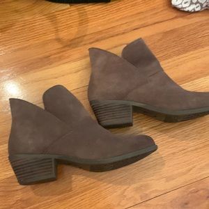 Me Too Brown leather Booties